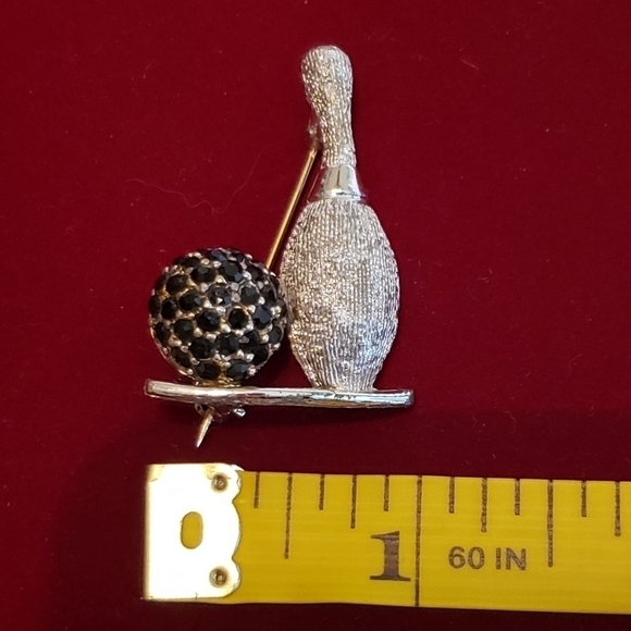 Vintage bowling pin brooch by Dodds silver tone - Picture 3 of 6